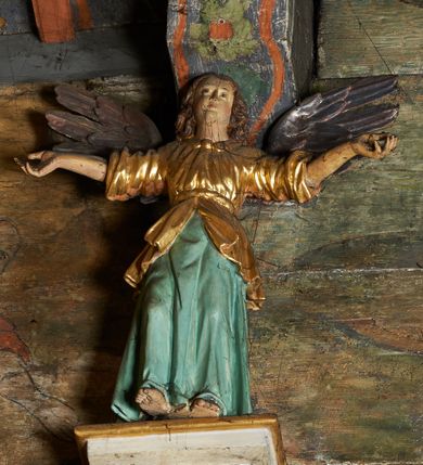 Zdjęcie nr 6: Ołtarz jednokondygnacyjny, jednoosiowy ze zwieńczeniem, ustawiony na mensie. Mensa drewniana, prostopadłościenna, z przodu malowana na czerwono płycina z krzyżem oraz dwiema skrzyżowanymi gałązkami palm w polu. Cokół nastawy flankowany przez dwie rzeźby aniołów; pośrodku obraz „Ścięcie św. Jana Chrzciciela” w owalu. Kondygnacja złożona z obrazu z przedstawieniem św. Andrzeja w kształcie stojącego prostokąta otoczonego przez bujne wici liści akantu. Nad obrazem herb Szreniawa z syglami w polu tarczy A(NDRZEJ) S(TRZAŁKOWSKI) P(ROBOSZCZ) R(ACŁAWICKI). Tarcza zwieńczona otwartą koroną, nad którą umieszczono skrzydlatą główkę aniołka skierowaną na wprost. W zwieńczeniu ołtarza owalny obraz „Święty Antoni Padewski” w ramie z bujnego akantu. U szczytu oraz po bokach zwieńczenia trzy rzeźby aniołów. Struktura polichromowana w kolorze jasnego beżu; detale, ornamentyka i profilowania złocone.
