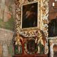 Zdjęcie nr 1: Ołtarz jednokondygnacyjny, jednoosiowy ze zwieńczeniem, ustawiony na mensie. Mensa drewniana, prostopadłościenna, z przodu malowana na czerwono płycina z krzyżem oraz dwiema skrzyżowanymi gałązkami palm w polu. Cokół nastawy flankowany przez dwie rzeźby aniołów; pośrodku obraz „Ścięcie św. Jana Chrzciciela” w owalu. Kondygnacja złożona z obrazu z przedstawieniem św. Andrzeja w kształcie stojącego prostokąta otoczonego przez bujne wici liści akantu. Nad obrazem herb Szreniawa z syglami w polu tarczy A(NDRZEJ) S(TRZAŁKOWSKI) P(ROBOSZCZ) R(ACŁAWICKI). Tarcza zwieńczona otwartą koroną, nad którą umieszczono skrzydlatą główkę aniołka skierowaną na wprost. W zwieńczeniu ołtarza owalny obraz „Święty Antoni Padewski” w ramie z bujnego akantu. U szczytu oraz po bokach zwieńczenia trzy rzeźby aniołów. Struktura polichromowana w kolorze jasnego beżu; detale, ornamentyka i profilowania złocone.
