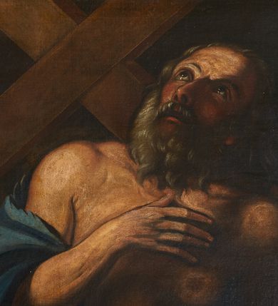 Zdjęcie nr 5: Ołtarz jednokondygnacyjny, jednoosiowy ze zwieńczeniem, ustawiony na mensie. Mensa drewniana, prostopadłościenna, z przodu malowana na czerwono płycina z krzyżem oraz dwiema skrzyżowanymi gałązkami palm w polu. Cokół nastawy flankowany przez dwie rzeźby aniołów; pośrodku obraz „Ścięcie św. Jana Chrzciciela” w owalu. Kondygnacja złożona z obrazu z przedstawieniem św. Andrzeja w kształcie stojącego prostokąta otoczonego przez bujne wici liści akantu. Nad obrazem herb Szreniawa z syglami w polu tarczy A(NDRZEJ) S(TRZAŁKOWSKI) P(ROBOSZCZ) R(ACŁAWICKI). Tarcza zwieńczona otwartą koroną, nad którą umieszczono skrzydlatą główkę aniołka skierowaną na wprost. W zwieńczeniu ołtarza owalny obraz „Święty Antoni Padewski” w ramie z bujnego akantu. U szczytu oraz po bokach zwieńczenia trzy rzeźby aniołów. Struktura polichromowana w kolorze jasnego beżu; detale, ornamentyka i profilowania złocone.
