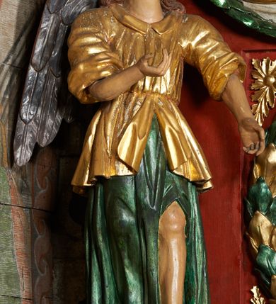 Zdjęcie nr 13: Ołtarz jednokondygnacyjny, jednoosiowy ze zwieńczeniem, ustawiony na mensie. Mensa drewniana, prostopadłościenna, z przodu malowana na czerwono płycina z krzyżem oraz dwiema skrzyżowanymi gałązkami palm w polu. Cokół nastawy flankowany przez dwie rzeźby aniołów; pośrodku obraz „Ścięcie św. Jana Chrzciciela” w owalu. Kondygnacja złożona z obrazu z przedstawieniem św. Andrzeja w kształcie stojącego prostokąta otoczonego przez bujne wici liści akantu. Nad obrazem herb Szreniawa z syglami w polu tarczy A(NDRZEJ) S(TRZAŁKOWSKI) P(ROBOSZCZ) R(ACŁAWICKI). Tarcza zwieńczona otwartą koroną, nad którą umieszczono skrzydlatą główkę aniołka skierowaną na wprost. W zwieńczeniu ołtarza owalny obraz „Święty Antoni Padewski” w ramie z bujnego akantu. U szczytu oraz po bokach zwieńczenia trzy rzeźby aniołów. Struktura polichromowana w kolorze jasnego beżu; detale, ornamentyka i profilowania złocone.
