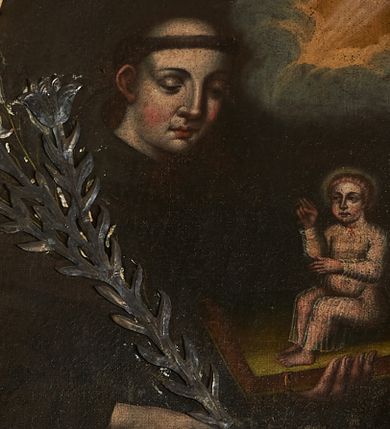 Zdjęcie nr 1: Obraz w kształcie owalu z przedstawieniem św. Antoniego Padewskiego. Święty ukazany w centrum kompozycji, w półpostaci, zwrócony w trzech czwartych w lewo, z Dzieciątkiem Jezus trzymanym na księdze w lewej ręce oraz gałązką lilii w drugiej. Ubrany w habit franciszkański, z tonsurą na głowie. Twarz owalna, z silnie zarumienionymi policzkami, oczy przymknięte, wzrok wpatrzony w dół, odstające uszy. Dzieciątko ukazane w pozycji siedzącej, zwrócone w trzech czwartych w prawo, prawą ręką czyniące gest błogosławieństwa. Ubrane jest w długą, przezroczystą sukienkę. W górnej części obrazu, po prawej stronie snop światła wyłaniający się z obłoków. Tło jednolite, ciemne. Kolorystyka obrazu ciemna. 
