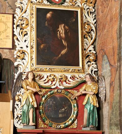 Zdjęcie nr 1: Ołtarz jednokondygnacyjny, jednoosiowy ze zwieńczeniem, ustawiony na mensie. Mensa drewniana, prostopadłościenna, z przodu malowana na czerwono płycina z gorejącym sercem oraz dwiema skrzyżowanymi gałązkami palm w polu. Cokół nastawy flankowany przez dwie rzeźby aniołów; pośrodku obraz „Zaśnięcie Najświętszej Marii Panny” w owalu. Kondygnacja złożona z obrazu z przedstawieniem św. Piotra w kształcie stojącego prostokąta, otoczonego przez bujne wici liści akantu. Nad obrazem herb Szreniawa z syglami w polu tarczy A(NDRZEJ) S(TRZAŁKOWSKI) P(ROBOSZCZ) R(ACŁAWICKI). Tarcza zwieńczona otwartą koroną, nad którą umieszczono skrzydlatą główkę aniołka skierowaną na wprost. W zwieńczeniu ołtarza owalny obraz „Święty Paweł” w ramie z bujnego akantu. U szczytu oraz po bokach zwieńczenia trzy rzeźby aniołów. Struktura polichromowana w kolorze jasnego beżu; detale, ornamentyka i profilowania złocone.
