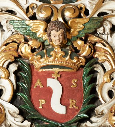 Zdjęcie nr 3: Rzeźby aniołów flankujące cokół nastawy ołtarzowej ukazane w pozycji stojącej, zwrócone przeciwstawnie, w trzech czwartych ku środkowi nastawy z wyciągniętymi doń rękami. Ubrane w długie zielone suknie, z rozcięciem odsłaniającym jedną nogę powyżej kolana oraz złoconą tunikę z podwiniętymi rękawami do łokci i kołnierzykiem. Anioły mają po jednym skrzydle, usytuowanym od strony zewnętrznej. Modelunek postaci jest sztywny. Anioły osadzone po bokach zwieńczenia ukazane są w pozycji klęczącej, przeciwstawnie do siebie, zwrócone w trzech czwartych ku środkowi, z wyciągniętymi doń rękami. Ubrane w długie jasnozielone suknie oraz złocone tuniki z podwiniętymi rękawami do łokci i kołnierzykiem. Anioły mają dwa skrzydła, szeroko rozłożone. Anioł u szczytu nastawy jest ukazany w pozycji stojącej, frontalnie, w delikatnym kontrapoście, z wyciągniętymi do przodu rękami, z głową zwróconą w prawo, z rozłożonymi szeroko skrzydłami. Ubrany analogicznie jak anioły flankujące zwieńczenie. 
Twarze wszystkich aniołów owalne, z silnie wysuniętym podbródkiem, zarumienionymi policzkami i małymi oczami. Włosy długie, ciemnobrązowe, kędzierzawe, z przedziałkiem pośrodku, opadające na plecy. Polichromia w odsłoniętych partiach ciała naturalistyczna, skrzydła srebrzone. 
