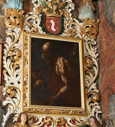 Zdjęcie nr 4: Obraz w kształcie stojącego prostokąta z przedstawieniem św. Piotra. Święty ukazany w centrum kompozycji, w półpostaci, z lewego półprofilu, w dynamicznej pozie, z głową delikatnie przechyloną na lewe ramię, z krzyżem w prawej dłoni, z lewą wyciągniętą do dwóch kluczy leżących na skale obok czaszki. Święty ubrany w czerwony płaszcz odsłaniający nagi tors o silnie podkreślonej muskulaturze. Twarz okolona siwą, długą i bujną brodą; czoło wysokie, pokryte zmarszczkami; na głowie łysina. W górnym, prawym narożu obrazu kogut ukazany z lewego profilu. Tło jednolite, ciemne. Kolorystyka ciemna z przewagą brązów, światłocieniowy modelunek postaci.
