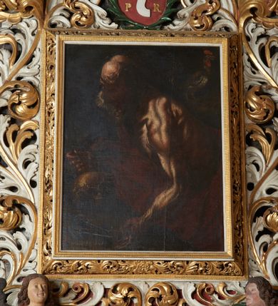 Zdjęcie nr 3: Obraz w kształcie stojącego prostokąta z przedstawieniem św. Piotra. Święty ukazany w centrum kompozycji, w półpostaci, z lewego półprofilu, w dynamicznej pozie, z głową delikatnie przechyloną na lewe ramię, z krzyżem w prawej dłoni, z lewą wyciągniętą do dwóch kluczy leżących na skale obok czaszki. Święty ubrany w czerwony płaszcz odsłaniający nagi tors o silnie podkreślonej muskulaturze. Twarz okolona siwą, długą i bujną brodą; czoło wysokie, pokryte zmarszczkami; na głowie łysina. W górnym, prawym narożu obrazu kogut ukazany z lewego profilu. Tło jednolite, ciemne. Kolorystyka ciemna z przewagą brązów, światłocieniowy modelunek postaci.
