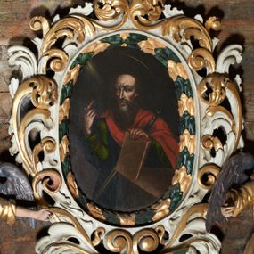 Zdjęcie nr 1: Obraz w kształcie stojącego owalu z przedstawieniem św. Pawła. Święty ukazany w półpostaci, delikatnie zwrócony w prawo, prawą ręką podnoszący palec wskazujący, a lewą wspierający się na księdze, opierając ją o stół. O jego lewe ramię oparty miecz. Twarz podłużna o wyraźnie podkreślonych kościach policzkowych, z długim nosem i dużymi oczami, wysokim czołem, okolona długą i częściowo siwą brodą. Włosy średniej długości, ciemnobrązowe. Nad głową ma złoty i okrągły nimb. Ubrany jest w zieloną suknię z długimi rękawami oraz czerwony płaszcz, zapięty na prawym ramieniu. Tło obrazu jednolite, ciemnobrązowe, z delikatną smugą żółtego światła, padającą z lewej, górnej strony obrazu. Rama drewniana, rzeźbiona z wici wawrzynu, o listkach naprzemiennie malowanych na zielono i złoto.