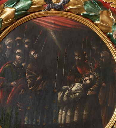 Zdjęcie nr 1: Obraz w kształcie medalionu z przedstawieniem sceny Zaśnięcia Matki Boskiej. Kompozycja wielopostaciowa. W centrum łoże, zasłane białym prześcieradłem z białą poduszką, na którym leży Matka Boska z głową z prawej strony obrazu, z dłońmi złożonymi na piersiach. Twarz owalna z drobnymi ustami, długim nosem i zamkniętymi oczami, okolona długimi i ciemnobrązowymi włosami. Wokół głowy ma promienisty nimb. Ubrana jest w białą suknię z długimi rękawami, gęsto drapowaną, a do pasa przykrywa ją niebieska narzuta zdobiona w złote gwiazdki. Po obu stronach obrazu stoją dwie grupy apostołów, po sześciu z każdej strony. Apostołowie są zwróceni ku Matce Bożej, w dłoniach trzymają długie, wąskie i zapalone świece. Po lewej stronie obrazu, jako pierwszy ukazany jest św. Jana Ewangelista, który w lewej dłoni trzyma kociołek, a w prawej kropidło. Ubrany jest w zieloną suknię oraz czerwony płaszcz. U góry obrazu jest podwieszona poziomo czerwona kotara, spośród której przebija się smuga żółtego światła. Przed łóżkiem ustawiony jest niski stołek i para butów [?]. Kolorystyka obrazu ciemna, stonowana z odznaczającymi się czerwonymi elementami. Rama wąska, profilowana i złocona. Obraz ujęty jest rzeźbionym wieńcem wawrzynu w kolorach zielonym i złotym spiętym u góry i na dole dwoma srebrno-złotymi kwiatkami.
