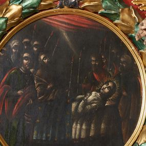 Zdjęcie nr 1: Obraz w kształcie medalionu z przedstawieniem sceny Zaśnięcia Matki Boskiej. Kompozycja wielopostaciowa. W centrum łoże, zasłane białym prześcieradłem z białą poduszką, na którym leży Matka Boska z głową z prawej strony obrazu, z dłońmi złożonymi na piersiach. Twarz owalna z drobnymi ustami, długim nosem i zamkniętymi oczami, okolona długimi i ciemnobrązowymi włosami. Wokół głowy ma promienisty nimb. Ubrana jest w białą suknię z długimi rękawami, gęsto drapowaną, a do pasa przykrywa ją niebieska narzuta zdobiona w złote gwiazdki. Po obu stronach obrazu stoją dwie grupy apostołów, po sześciu z każdej strony. Apostołowie są zwróceni ku Matce Bożej, w dłoniach trzymają długie, wąskie i zapalone świece. Po lewej stronie obrazu, jako pierwszy ukazany jest św. Jana Ewangelista, który w lewej dłoni trzyma kociołek, a w prawej kropidło. Ubrany jest w zieloną suknię oraz czerwony płaszcz. U góry obrazu jest podwieszona poziomo czerwona kotara, spośród której przebija się smuga żółtego światła. Przed łóżkiem ustawiony jest niski stołek i para butów [?]. Kolorystyka obrazu ciemna, stonowana z odznaczającymi się czerwonymi elementami. Rama wąska, profilowana i złocona. Obraz ujęty jest rzeźbionym wieńcem wawrzynu w kolorach zielonym i złotym spiętym u góry i na dole dwoma srebrno-złotymi kwiatkami.
