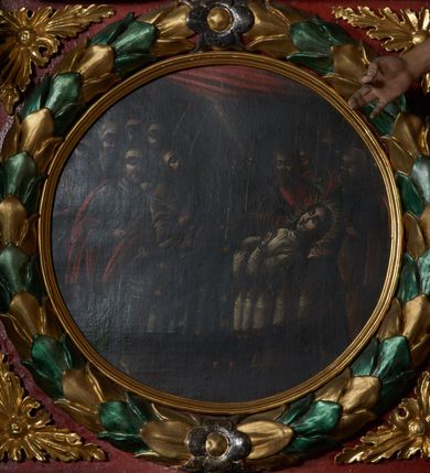 Zdjęcie nr 2: Obraz w kształcie medalionu z przedstawieniem sceny Zaśnięcia Matki Boskiej. Kompozycja wielopostaciowa. W centrum łoże, zasłane białym prześcieradłem z białą poduszką, na którym leży Matka Boska z głową z prawej strony obrazu, z dłońmi złożonymi na piersiach. Twarz owalna z drobnymi ustami, długim nosem i zamkniętymi oczami, okolona długimi i ciemnobrązowymi włosami. Wokół głowy ma promienisty nimb. Ubrana jest w białą suknię z długimi rękawami, gęsto drapowaną, a do pasa przykrywa ją niebieska narzuta zdobiona w złote gwiazdki. Po obu stronach obrazu stoją dwie grupy apostołów, po sześciu z każdej strony. Apostołowie są zwróceni ku Matce Bożej, w dłoniach trzymają długie, wąskie i zapalone świece. Po lewej stronie obrazu, jako pierwszy ukazany jest św. Jana Ewangelista, który w lewej dłoni trzyma kociołek, a w prawej kropidło. Ubrany jest w zieloną suknię oraz czerwony płaszcz. U góry obrazu jest podwieszona poziomo czerwona kotara, spośród której przebija się smuga żółtego światła. Przed łóżkiem ustawiony jest niski stołek i para butów [?]. Kolorystyka obrazu ciemna, stonowana z odznaczającymi się czerwonymi elementami. Rama wąska, profilowana i złocona. Obraz ujęty jest rzeźbionym wieńcem wawrzynu w kolorach zielonym i złotym spiętym u góry i na dole dwoma srebrno-złotymi kwiatkami.
