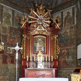 Zdjęcie nr 1: Nastawa ołtarzowa jednokondygnacyjna, jednoosiowa, ze zwieńczeniem, ustawiona na dwustrefowym cokole. Ołtarz prostopadłościenny, z antepedium w kształcie leżącego prostokąta. W polu malowane symbole: skrzyżowane kotwica i krzyż oraz gorejące serce pośrodku. Tabernakulum nowe, w kształcie prostopadłościennej skrzynki z tronem wystawienia, zamkniętym łukiem półkolistym. Na drzwiczkach tabernakulum płaskorzeźbiony kielich i winne grona. Nastawa flankowana parami ukośnie ustawionych i zdwojonych, kanelowanych pilastrów oraz parą stojących przed nimi kolumn o kręconych trzonach. Podpory podtrzymują wyłamane nad osią główną belkowanie, z segmentowymi przyczółkami po bokach. W polu środkowym, w profilowanej ramie, zamkniętej łukiem wklęsło-wypukłym obraz Matki Boskiej Śnieżnej; na zasuwie obraz św. Jakuba Apostoła. Zwieńczenie w kształcie stojącego prostokąta, zamkniętego łukiem nadwieszonym, ujęte po bokach wolutami i zwisami kampanul. W polu płaskorzeźbiona gloria złożona z wiązek promieni o nierównej długości, z monogramem Marii otoczonym obłokami pośrodku. U szczytu korona w typie otwartym. Na przyczółkach oraz na krawędziach zwieńczenia usadzone cztery aniołki w teatralnych pozach. Po bokach nastawy ażurowe uszy złożone z ornamentu rocaille’owego i motywu kratki. Struktura polichromowana w kolorze bordowym, profilowania, ornamentyka i detale złocone i srebrzone.
