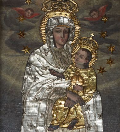 Zdjęcie nr 7: Nastawa ołtarzowa jednokondygnacyjna, jednoosiowa, ze zwieńczeniem, ustawiona na dwustrefowym cokole. Ołtarz prostopadłościenny, z antepedium w kształcie leżącego prostokąta. W polu malowane symbole: skrzyżowane kotwica i krzyż oraz gorejące serce pośrodku. Tabernakulum nowe, w kształcie prostopadłościennej skrzynki z tronem wystawienia, zamkniętym łukiem półkolistym. Na drzwiczkach tabernakulum płaskorzeźbiony kielich i winne grona. Nastawa flankowana parami ukośnie ustawionych i zdwojonych, kanelowanych pilastrów oraz parą stojących przed nimi kolumn o kręconych trzonach. Podpory podtrzymują wyłamane nad osią główną belkowanie, z segmentowymi przyczółkami po bokach. W polu środkowym, w profilowanej ramie, zamkniętej łukiem wklęsło-wypukłym obraz Matki Boskiej Śnieżnej; na zasuwie obraz św. Jakuba Apostoła. Zwieńczenie w kształcie stojącego prostokąta, zamkniętego łukiem nadwieszonym, ujęte po bokach wolutami i zwisami kampanul. W polu płaskorzeźbiona gloria złożona z wiązek promieni o nierównej długości, z monogramem Marii otoczonym obłokami pośrodku. U szczytu korona w typie otwartym. Na przyczółkach oraz na krawędziach zwieńczenia usadzone cztery aniołki w teatralnych pozach. Po bokach nastawy ażurowe uszy złożone z ornamentu rocaille’owego i motywu kratki. Struktura polichromowana w kolorze bordowym, profilowania, ornamentyka i detale złocone i srebrzone.
