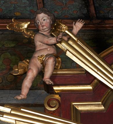 Zdjęcie nr 11: Nastawa ołtarzowa jednokondygnacyjna, jednoosiowa, ze zwieńczeniem, ustawiona na dwustrefowym cokole. Ołtarz prostopadłościenny, z antepedium w kształcie leżącego prostokąta. W polu malowane symbole: skrzyżowane kotwica i krzyż oraz gorejące serce pośrodku. Tabernakulum nowe, w kształcie prostopadłościennej skrzynki z tronem wystawienia, zamkniętym łukiem półkolistym. Na drzwiczkach tabernakulum płaskorzeźbiony kielich i winne grona. Nastawa flankowana parami ukośnie ustawionych i zdwojonych, kanelowanych pilastrów oraz parą stojących przed nimi kolumn o kręconych trzonach. Podpory podtrzymują wyłamane nad osią główną belkowanie, z segmentowymi przyczółkami po bokach. W polu środkowym, w profilowanej ramie, zamkniętej łukiem wklęsło-wypukłym obraz Matki Boskiej Śnieżnej; na zasuwie obraz św. Jakuba Apostoła. Zwieńczenie w kształcie stojącego prostokąta, zamkniętego łukiem nadwieszonym, ujęte po bokach wolutami i zwisami kampanul. W polu płaskorzeźbiona gloria złożona z wiązek promieni o nierównej długości, z monogramem Marii otoczonym obłokami pośrodku. U szczytu korona w typie otwartym. Na przyczółkach oraz na krawędziach zwieńczenia usadzone cztery aniołki w teatralnych pozach. Po bokach nastawy ażurowe uszy złożone z ornamentu rocaille’owego i motywu kratki. Struktura polichromowana w kolorze bordowym, profilowania, ornamentyka i detale złocone i srebrzone.
