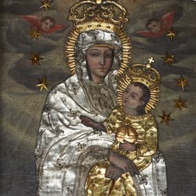 Zdjęcie nr 1: Obraz w kształcie stojącego prostokąta, zamkniętego łukiem wklęsło-wypukłym z uskokami, z wizerunkiem Matki Boskiej Śnieżnej. Maria przedstawiona frontalnie, w półpostaci, z Dzieciątkiem Jezus na lewym ręku, ze skrzyżowanymi dłońmi. Twarz podłużna z długim i wąskim nosem, drobnymi ustami, dużymi oczami obwiedzionymi regularnymi łukami brwiowymi, ze wzrokiem skierowanym wprost na widza. Dzieciątko zwrócone trzy czwarte w prawo, w pozycji siedzącej, z jabłkiem królewskim w lewej dłoni, prawą czyniące gest błogosławieństwa, na stopach ma założone sandałki. Twarz okrągła o wyrazistych rysach, duże i brązowe oczy, zarumienione policzki, włosy średniej długości opadające na plecy, wzrok skierowany na Matkę. Tło w odcieniach szarości, w górnej części pochmurne niebo. Nad głową Marii gołębica Ducha Świętego z kwiatem róży w dziobie. W górnych narożach dwie przeciwstawnie ustawione, uskrzydlone główki aniołków. Na postacie Marii i Dzieciątka nałożone metalowe sukienki, promieniste nimby, korony w typie zamkniętym i wieniec z 12 gwiazd wokół głów.
