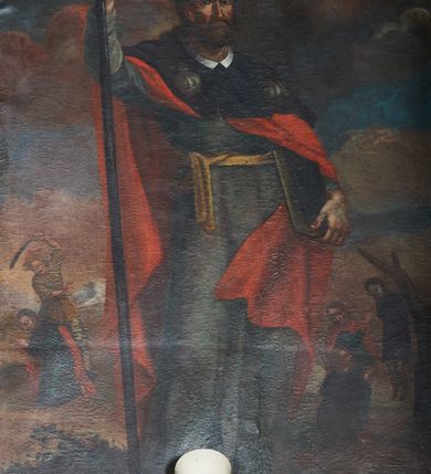 Zdjęcie nr 4: Obraz w kształcie stojącego prostokąta, zamkniętego łukiem wklęsło-wypukłym z uskokami z przedstawieniem św. Jakuba. Święty został ukazany w centrum kompozycji, w postawie stojącej z księgą w lewej dłoni i laską pielgrzyma w prawej. Na drugim planie, po lewej stronie obrazu scena ukazująca ścięcie świętego, a po prawej cud z powieszonym chłopcem. Święty ubrany w długą ciemnozieloną suknię z długimi rękawami przewiązaną jasnobrązowym pasem oraz ciemnozielony płaszcz pielgrzymi z czerwoną podszewką, zdobiony na piersiach dwiema muszlami. Twarz owalna, z krótką brodą, wzrok skierowany na widza; włosy długie, ciemnobrązowe, spływające na plecy. W tle pochmurne niebo. Kolorystyka ciemna, z przewagą zieleni i czerwieni. 
