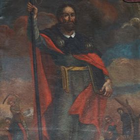 Zdjęcie nr 1: Obraz w kształcie stojącego prostokąta, zamkniętego łukiem wklęsło-wypukłym z uskokami z przedstawieniem św. Jakuba. Święty został ukazany w centrum kompozycji, w postawie stojącej z księgą w lewej dłoni i laską pielgrzyma w prawej. Na drugim planie, po lewej stronie obrazu scena ukazująca ścięcie świętego, a po prawej cud z powieszonym chłopcem. Święty ubrany w długą ciemnozieloną suknię z długimi rękawami przewiązaną jasnobrązowym pasem oraz ciemnozielony płaszcz pielgrzymi z czerwoną podszewką, zdobiony na piersiach dwiema muszlami. Twarz owalna, z krótką brodą, wzrok skierowany na widza; włosy długie, ciemnobrązowe, spływające na plecy. W tle pochmurne niebo. Kolorystyka ciemna, z przewagą zieleni i czerwieni. 
