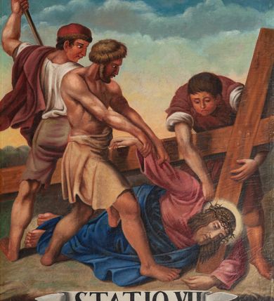 Zdjęcie nr 3: 12 stacji drogi krzyżowej w kształcie stojącego prostokąta w drewnianych, złoconych ramach. Wielofigurowe sceny zostały ukazane w bliskim planie. W dole każdej banderola z numerem i nazwą stacji. 