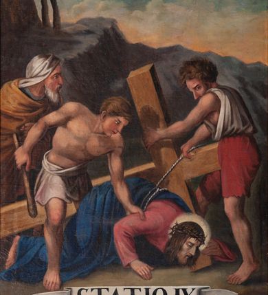 Zdjęcie nr 6: 12 stacji drogi krzyżowej w kształcie stojącego prostokąta w drewnianych, złoconych ramach. Wielofigurowe sceny zostały ukazane w bliskim planie. W dole każdej banderola z numerem i nazwą stacji. 