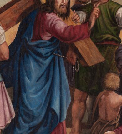 Zdjęcie nr 5: 12 stacji drogi krzyżowej w kształcie stojącego prostokąta w drewnianych, złoconych ramach. Wielofigurowe sceny zostały ukazane w bliskim planie. W dole każdej banderola z numerem i nazwą stacji. 