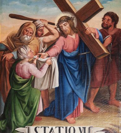 Zdjęcie nr 2: 12 stacji drogi krzyżowej w kształcie stojącego prostokąta w drewnianych, złoconych ramach. Wielofigurowe sceny zostały ukazane w bliskim planie. W dole każdej banderola z numerem i nazwą stacji. 