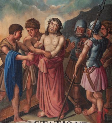 Zdjęcie nr 8: 12 stacji drogi krzyżowej w kształcie stojącego prostokąta w drewnianych, złoconych ramach. Wielofigurowe sceny zostały ukazane w bliskim planie. W dole każdej banderola z numerem i nazwą stacji. 