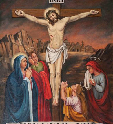 Zdjęcie nr 10: 12 stacji drogi krzyżowej w kształcie stojącego prostokąta w drewnianych, złoconych ramach. Wielofigurowe sceny zostały ukazane w bliskim planie. W dole każdej banderola z numerem i nazwą stacji. 