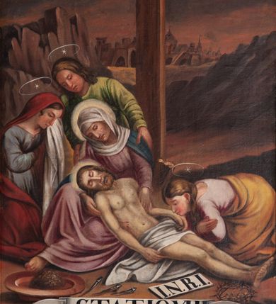 Zdjęcie nr 11: 12 stacji drogi krzyżowej w kształcie stojącego prostokąta w drewnianych, złoconych ramach. Wielofigurowe sceny zostały ukazane w bliskim planie. W dole każdej banderola z numerem i nazwą stacji. 