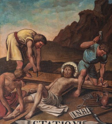 Zdjęcie nr 9: 12 stacji drogi krzyżowej w kształcie stojącego prostokąta w drewnianych, złoconych ramach. Wielofigurowe sceny zostały ukazane w bliskim planie. W dole każdej banderola z numerem i nazwą stacji. 