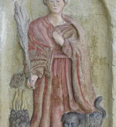 Zdjęcie nr 3: Kapliczka wolnostojąca z figurą św. Floriana na wysokim, dwustrefowym cokole. Dolna część prostopadłościenna, na profilowanej podstawie, z płytką niszą w kształcie stojącego prostokąta zamkniętego łukiem pełnym na każdej ścianie. Na froncie napis „TA PAMIATKA / Małżonków Marcina i Telke / Zapałowiczów w roku 1882 / Fundatorowie proszą / przechodnich o westchnienie / za dusze Zmarłych”. Na bocznych ścianach płaskorzeźbione postacie świętych ukazanych w całej postaci, frontalnie. Z jednej strony wizerunek  świętej męczennicy z płonącą budowlą z lewej strony i psem/smokiem z prawej (św. Małgorzata?). Święta trzyma w prawej ręce palmę męczeństwa, lewą przyciska do piersi. Ma łagodną, owalną twarz, włosy z przedziałkiem, zaczesane do tyłu. Jest ubrana w czerwoną, przepasaną suknię i czerwony płaszcz.  Na innej płaszczyźnie postać św. Andrzeja przedstawionego jako brodaty mężczyzna w niebieskiej tunice i czerwonym płaszczu. Za jego plecami widać końce ramion krzyża w kształcie litery „X”. Na kolejnej św. Jan Nepomucen w sutannie, komży i płaszczu, w birecie. Z krucyfiksem i palmą męczeństwa w rękach. Na kolejnej ściance św. Marcin na koniu, w stroju żołnierza, trzymanym w prawej ręce mieczem odcina część płaszcza, który chwyta siedząca na ziemi postać w czerwonych spodniach i zielonej koszuli. W górnej strefie cokołu, w ścianie frontowej nisza z figurą Matki Boskiej w całej postaci, frontalnie, z rękami złożonymi do modlitwy i różańcem. Maria ma na sobie białą suknię i niebieski płaszcz zarzucony na głowę; na bosych stopach kwiaty róż Na cokole postać św. Floriana w całej postaci, frontalnie, z cebrzykiem z którego leje się woda na płonący dom w prawej i włócznią w lewej ręce. Ma owalną twarz, wąsy i brodę. Ubrany jest w strój rzymskiego legionisty – jasną tunikę, czerwony płaszcz, wysokie buty i hełm.