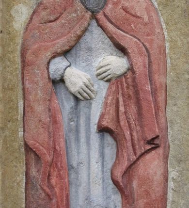 Zdjęcie nr 7: Kapliczka wolnostojąca z figurą św. Floriana na wysokim, dwustrefowym cokole. Dolna część prostopadłościenna, na profilowanej podstawie, z płytką niszą w kształcie stojącego prostokąta zamkniętego łukiem pełnym na każdej ścianie. Na froncie napis „TA PAMIATKA / Małżonków Marcina i Telke / Zapałowiczów w roku 1882 / Fundatorowie proszą / przechodnich o westchnienie / za dusze Zmarłych”. Na bocznych ścianach płaskorzeźbione postacie świętych ukazanych w całej postaci, frontalnie. Z jednej strony wizerunek  świętej męczennicy z płonącą budowlą z lewej strony i psem/smokiem z prawej (św. Małgorzata?). Święta trzyma w prawej ręce palmę męczeństwa, lewą przyciska do piersi. Ma łagodną, owalną twarz, włosy z przedziałkiem, zaczesane do tyłu. Jest ubrana w czerwoną, przepasaną suknię i czerwony płaszcz.  Na innej płaszczyźnie postać św. Andrzeja przedstawionego jako brodaty mężczyzna w niebieskiej tunice i czerwonym płaszczu. Za jego plecami widać końce ramion krzyża w kształcie litery „X”. Na kolejnej św. Jan Nepomucen w sutannie, komży i płaszczu, w birecie. Z krucyfiksem i palmą męczeństwa w rękach. Na kolejnej ściance św. Marcin na koniu, w stroju żołnierza, trzymanym w prawej ręce mieczem odcina część płaszcza, który chwyta siedząca na ziemi postać w czerwonych spodniach i zielonej koszuli. W górnej strefie cokołu, w ścianie frontowej nisza z figurą Matki Boskiej w całej postaci, frontalnie, z rękami złożonymi do modlitwy i różańcem. Maria ma na sobie białą suknię i niebieski płaszcz zarzucony na głowę; na bosych stopach kwiaty róż Na cokole postać św. Floriana w całej postaci, frontalnie, z cebrzykiem z którego leje się woda na płonący dom w prawej i włócznią w lewej ręce. Ma owalną twarz, wąsy i brodę. Ubrany jest w strój rzymskiego legionisty – jasną tunikę, czerwony płaszcz, wysokie buty i hełm.