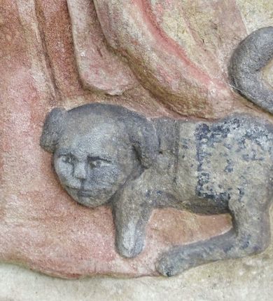 Zdjęcie nr 9: Kapliczka wolnostojąca z figurą św. Floriana na wysokim, dwustrefowym cokole. Dolna część prostopadłościenna, na profilowanej podstawie, z płytką niszą w kształcie stojącego prostokąta zamkniętego łukiem pełnym na każdej ścianie. Na froncie napis „TA PAMIATKA / Małżonków Marcina i Telke / Zapałowiczów w roku 1882 / Fundatorowie proszą / przechodnich o westchnienie / za dusze Zmarłych”. Na bocznych ścianach płaskorzeźbione postacie świętych ukazanych w całej postaci, frontalnie. Z jednej strony wizerunek  świętej męczennicy z płonącą budowlą z lewej strony i psem/smokiem z prawej (św. Małgorzata?). Święta trzyma w prawej ręce palmę męczeństwa, lewą przyciska do piersi. Ma łagodną, owalną twarz, włosy z przedziałkiem, zaczesane do tyłu. Jest ubrana w czerwoną, przepasaną suknię i czerwony płaszcz.  Na innej płaszczyźnie postać św. Andrzeja przedstawionego jako brodaty mężczyzna w niebieskiej tunice i czerwonym płaszczu. Za jego plecami widać końce ramion krzyża w kształcie litery „X”. Na kolejnej św. Jan Nepomucen w sutannie, komży i płaszczu, w birecie. Z krucyfiksem i palmą męczeństwa w rękach. Na kolejnej ściance św. Marcin na koniu, w stroju żołnierza, trzymanym w prawej ręce mieczem odcina część płaszcza, który chwyta siedząca na ziemi postać w czerwonych spodniach i zielonej koszuli. W górnej strefie cokołu, w ścianie frontowej nisza z figurą Matki Boskiej w całej postaci, frontalnie, z rękami złożonymi do modlitwy i różańcem. Maria ma na sobie białą suknię i niebieski płaszcz zarzucony na głowę; na bosych stopach kwiaty róż Na cokole postać św. Floriana w całej postaci, frontalnie, z cebrzykiem z którego leje się woda na płonący dom w prawej i włócznią w lewej ręce. Ma owalną twarz, wąsy i brodę. Ubrany jest w strój rzymskiego legionisty – jasną tunikę, czerwony płaszcz, wysokie buty i hełm.