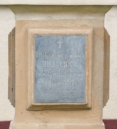 Zdjęcie nr 1: Nagrobek w formie obelisku ustawionego na trzystrefowym, wysokim cokole, dekorowanym w górnej części festonami i wstążkami. Na frontowej ścianie środkowej części tablica w kształcie stojącego prostokąta z inskrypcją poniżej krzyża łacińskiego „Ottolina z Cenowskich / BUJALSKA / zmarła w Radziszowie / d(nia) 9 Lipca 1879 r(oku) / Pokój Jej duszy.”