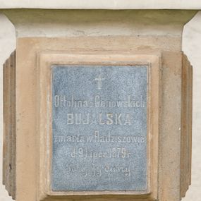 Zdjęcie nr 1: Nagrobek w formie obelisku ustawionego na trzystrefowym, wysokim cokole, dekorowanym w górnej części festonami i wstążkami. Na frontowej ścianie środkowej części tablica w kształcie stojącego prostokąta z inskrypcją poniżej krzyża łacińskiego „Ottolina z Cenowskich / BUJALSKA / zmarła w Radziszowie / d(nia) 9 Lipca 1879 r(oku) / Pokój Jej duszy.”