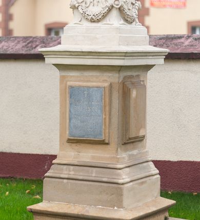 Zdjęcie nr 4: Nagrobek w formie obelisku ustawionego na trzystrefowym, wysokim cokole, dekorowanym w górnej części festonami i wstążkami. Na frontowej ścianie środkowej części tablica w kształcie stojącego prostokąta z inskrypcją poniżej krzyża łacińskiego „Ottolina z Cenowskich / BUJALSKA / zmarła w Radziszowie / d(nia) 9 Lipca 1879 r(oku) / Pokój Jej duszy.”