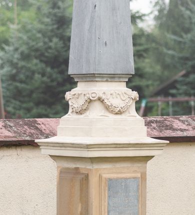 Zdjęcie nr 3: Nagrobek w formie obelisku ustawionego na trzystrefowym, wysokim cokole, dekorowanym w górnej części festonami i wstążkami. Na frontowej ścianie środkowej części tablica w kształcie stojącego prostokąta z inskrypcją poniżej krzyża łacińskiego „Ottolina z Cenowskich / BUJALSKA / zmarła w Radziszowie / d(nia) 9 Lipca 1879 r(oku) / Pokój Jej duszy.”