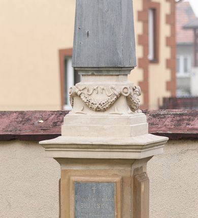 Zdjęcie nr 2: Nagrobek w formie obelisku ustawionego na trzystrefowym, wysokim cokole, dekorowanym w górnej części festonami i wstążkami. Na frontowej ścianie środkowej części tablica w kształcie stojącego prostokąta z inskrypcją poniżej krzyża łacińskiego „Ottolina z Cenowskich / BUJALSKA / zmarła w Radziszowie / d(nia) 9 Lipca 1879 r(oku) / Pokój Jej duszy.”