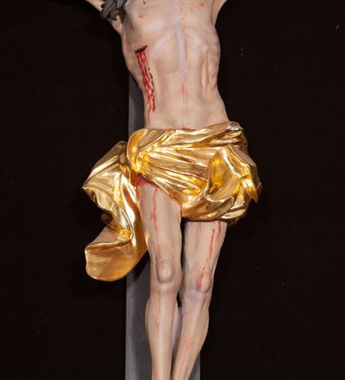 Zdjęcie nr 18: Ołtarz architektoniczny, trójosiowy, jednokondygnacyjny ze zwieńczeniem, na cokole. Mensa prostopadłościenna, drewniana, z portatylem. Antepedium na profilowanej podstawie podzielone na trzy bliskie kwadratom płyciny. Metalowe tabernakulum w formie prostopadłościanu ujętego wolutami z liści. Na ścianie frontowej drzwiczki dekorowane hostią z literami IHS ujętą od dołu rozłożonymi dłońmi.  Osie nastawy wydzielone dwiema parami pilastrów i stojącymi przed licem ołtarza kolumnami z kapitelami kompozytowymi. Wewnętrzna para kolumn dźwiga imposty z przerwanym przyczółkiem, na którym siedzi para klęczących aniołów, zaś zewnętrzna para dźwiga imposty z aniołami półleżącymi. Pole środkowe tworzy szeroka, wypełniona ażurowym akantem i rozetami rama w formie stojącego prostokąta zamkniętego łukiem nadwieszonym, ujęta lizenami, podtrzymywana przez konsole, z obrazem św. Wawrzyńca wymiennie z obrazem św. Józefa oraz rzeźbionym krucyfiksem. W osiach bocznych figury św. Stanisława po lewej i św. Wojciecha po prawej stronie, na tle arkad z ażurową kratką. Zwieńczenie tworzy grupa rzeźbiarska z przedstawieniem Trójcy Świętej. Bóg Ojciec i Chrystus siedzą zwróceni do siebie, na tle ulistionych wolut, które podtrzymują gołębicę Ducha Świetego, nad którą unosi się Oko Opatrzności. Grupa jest flankowana przez jońskie kolumny ze zwróconymi na zewnątrz wolutami, ujęta fragmentami wici tworzącymi spływy wolutowe. Cokoły kolumn dekorowane płycinami z akantem, rozetą i liliami heraldycznymi, zwieńczone ząbkowaniem. W przyłuczach dekoracja roślinna. Płycinę lizen zdobią festony z wstęgą regencyjną. Trzony pilastrów podzielone na dwie płyciny o wklęsłych bokach, dekorowane rozetami. Architrawy i fryzy dekorowane rozetami z akantu, gzyms z ząbkowaniem. Kolumny zwieńczenia dekorowane akantowymi spływami wolutowymi. Ołtarz polichromowany na ciemnoczerwono; ornamentyka oraz detale architektoniczne złocone i srebrzone. 