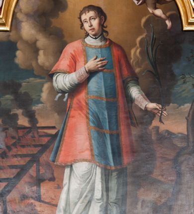 Zdjęcie nr 6: Ołtarz architektoniczny, trójosiowy, jednokondygnacyjny ze zwieńczeniem, na cokole. Mensa prostopadłościenna, drewniana, z portatylem. Antepedium na profilowanej podstawie podzielone na trzy bliskie kwadratom płyciny. Metalowe tabernakulum w formie prostopadłościanu ujętego wolutami z liści. Na ścianie frontowej drzwiczki dekorowane hostią z literami IHS ujętą od dołu rozłożonymi dłońmi.  Osie nastawy wydzielone dwiema parami pilastrów i stojącymi przed licem ołtarza kolumnami z kapitelami kompozytowymi. Wewnętrzna para kolumn dźwiga imposty z przerwanym przyczółkiem, na którym siedzi para klęczących aniołów, zaś zewnętrzna para dźwiga imposty z aniołami półleżącymi. Pole środkowe tworzy szeroka, wypełniona ażurowym akantem i rozetami rama w formie stojącego prostokąta zamkniętego łukiem nadwieszonym, ujęta lizenami, podtrzymywana przez konsole, z obrazem św. Wawrzyńca wymiennie z obrazem św. Józefa oraz rzeźbionym krucyfiksem. W osiach bocznych figury św. Stanisława po lewej i św. Wojciecha po prawej stronie, na tle arkad z ażurową kratką. Zwieńczenie tworzy grupa rzeźbiarska z przedstawieniem Trójcy Świętej. Bóg Ojciec i Chrystus siedzą zwróceni do siebie, na tle ulistionych wolut, które podtrzymują gołębicę Ducha Świetego, nad którą unosi się Oko Opatrzności. Grupa jest flankowana przez jońskie kolumny ze zwróconymi na zewnątrz wolutami, ujęta fragmentami wici tworzącymi spływy wolutowe. Cokoły kolumn dekorowane płycinami z akantem, rozetą i liliami heraldycznymi, zwieńczone ząbkowaniem. W przyłuczach dekoracja roślinna. Płycinę lizen zdobią festony z wstęgą regencyjną. Trzony pilastrów podzielone na dwie płyciny o wklęsłych bokach, dekorowane rozetami. Architrawy i fryzy dekorowane rozetami z akantu, gzyms z ząbkowaniem. Kolumny zwieńczenia dekorowane akantowymi spływami wolutowymi. Ołtarz polichromowany na ciemnoczerwono; ornamentyka oraz detale architektoniczne złocone i srebrzone. 