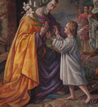 Zdjęcie nr 24: Ołtarz architektoniczny, trójosiowy, jednokondygnacyjny ze zwieńczeniem, na cokole. Mensa prostopadłościenna, drewniana, z portatylem. Antepedium na profilowanej podstawie podzielone na trzy bliskie kwadratom płyciny. Metalowe tabernakulum w formie prostopadłościanu ujętego wolutami z liści. Na ścianie frontowej drzwiczki dekorowane hostią z literami IHS ujętą od dołu rozłożonymi dłońmi.  Osie nastawy wydzielone dwiema parami pilastrów i stojącymi przed licem ołtarza kolumnami z kapitelami kompozytowymi. Wewnętrzna para kolumn dźwiga imposty z przerwanym przyczółkiem, na którym siedzi para klęczących aniołów, zaś zewnętrzna para dźwiga imposty z aniołami półleżącymi. Pole środkowe tworzy szeroka, wypełniona ażurowym akantem i rozetami rama w formie stojącego prostokąta zamkniętego łukiem nadwieszonym, ujęta lizenami, podtrzymywana przez konsole, z obrazem św. Wawrzyńca wymiennie z obrazem św. Józefa oraz rzeźbionym krucyfiksem. W osiach bocznych figury św. Stanisława po lewej i św. Wojciecha po prawej stronie, na tle arkad z ażurową kratką. Zwieńczenie tworzy grupa rzeźbiarska z przedstawieniem Trójcy Świętej. Bóg Ojciec i Chrystus siedzą zwróceni do siebie, na tle ulistionych wolut, które podtrzymują gołębicę Ducha Świetego, nad którą unosi się Oko Opatrzności. Grupa jest flankowana przez jońskie kolumny ze zwróconymi na zewnątrz wolutami, ujęta fragmentami wici tworzącymi spływy wolutowe. Cokoły kolumn dekorowane płycinami z akantem, rozetą i liliami heraldycznymi, zwieńczone ząbkowaniem. W przyłuczach dekoracja roślinna. Płycinę lizen zdobią festony z wstęgą regencyjną. Trzony pilastrów podzielone na dwie płyciny o wklęsłych bokach, dekorowane rozetami. Architrawy i fryzy dekorowane rozetami z akantu, gzyms z ząbkowaniem. Kolumny zwieńczenia dekorowane akantowymi spływami wolutowymi. Ołtarz polichromowany na ciemnoczerwono; ornamentyka oraz detale architektoniczne złocone i srebrzone. 