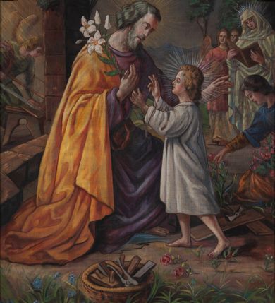 Zdjęcie nr 1: Obraz w formie stojącego prostokąta. W centrum  stojące Dzieciątko Jezus wręcza lilię siedzącemu św. Józefowi. Święty ukazany jako starszy mężczyzna z twarzą okoloną siwą brodą. Siwe, długie włosy opadają mu na kark. Ubrany jest w fioletową suknię i żółty płaszcz. Pochyla się w stronę Dzieciątka. Jezus został ukazany w wykroku, lewą ręką trzyma łodygę, prawą czyni znak błogosławieństwa.  Jest ubrany w białą, sięgającą kolan szatę. wokół głów obu postaci promieniste nimby. Po prawej stronie, w tle znajduje się Matka Boska czytająca otwartą księgę, w towarzystwie dwóch aniołów. Maria est szczelnie okryta białym płaszczem, anioł obok niej nosi białą suknię i różową tunikę. Przed nimi widoczny fragment klęczącej postaci zrywającej kwiaty róż. Po lewej stronie kompozycji warsztat stolarski, w którym pracuje anioł. Na pierwszym planie koszyk z narzędziami, przed nogami Jezusa róże, za nimi  młotek i deski. W tle górzysty krajobraz z drzewami i ciemne chmury z jasnym obłokiem.  