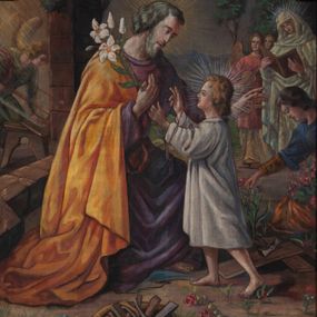 Zdjęcie nr 1: Obraz w formie stojącego prostokąta. W centrum  stojące Dzieciątko Jezus wręcza lilię siedzącemu św. Józefowi. Święty ukazany jako starszy mężczyzna z twarzą okoloną siwą brodą. Siwe, długie włosy opadają mu na kark. Ubrany jest w fioletową suknię i żółty płaszcz. Pochyla się w stronę Dzieciątka. Jezus został ukazany w wykroku, lewą ręką trzyma łodygę, prawą czyni znak błogosławieństwa.  Jest ubrany w białą, sięgającą kolan szatę. wokół głów obu postaci promieniste nimby. Po prawej stronie, w tle znajduje się Matka Boska czytająca otwartą księgę, w towarzystwie dwóch aniołów. Maria est szczelnie okryta białym płaszczem, anioł obok niej nosi białą suknię i różową tunikę. Przed nimi widoczny fragment klęczącej postaci zrywającej kwiaty róż. Po lewej stronie kompozycji warsztat stolarski, w którym pracuje anioł. Na pierwszym planie koszyk z narzędziami, przed nogami Jezusa róże, za nimi  młotek i deski. W tle górzysty krajobraz z drzewami i ciemne chmury z jasnym obłokiem.  