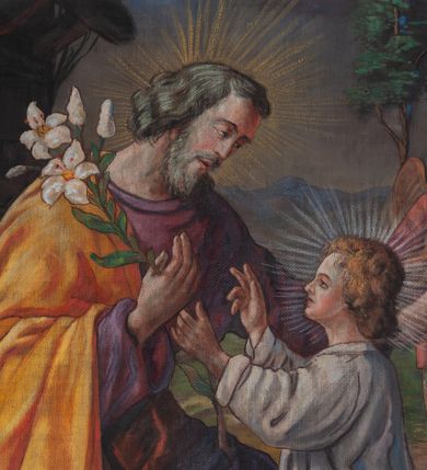 Zdjęcie nr 4: Obraz w formie stojącego prostokąta. W centrum  stojące Dzieciątko Jezus wręcza lilię siedzącemu św. Józefowi. Święty ukazany jako starszy mężczyzna z twarzą okoloną siwą brodą. Siwe, długie włosy opadają mu na kark. Ubrany jest w fioletową suknię i żółty płaszcz. Pochyla się w stronę Dzieciątka. Jezus został ukazany w wykroku, lewą ręką trzyma łodygę, prawą czyni znak błogosławieństwa.  Jest ubrany w białą, sięgającą kolan szatę. wokół głów obu postaci promieniste nimby. Po prawej stronie, w tle znajduje się Matka Boska czytająca otwartą księgę, w towarzystwie dwóch aniołów. Maria est szczelnie okryta białym płaszczem, anioł obok niej nosi białą suknię i różową tunikę. Przed nimi widoczny fragment klęczącej postaci zrywającej kwiaty róż. Po lewej stronie kompozycji warsztat stolarski, w którym pracuje anioł. Na pierwszym planie koszyk z narzędziami, przed nogami Jezusa róże, za nimi  młotek i deski. W tle górzysty krajobraz z drzewami i ciemne chmury z jasnym obłokiem.  