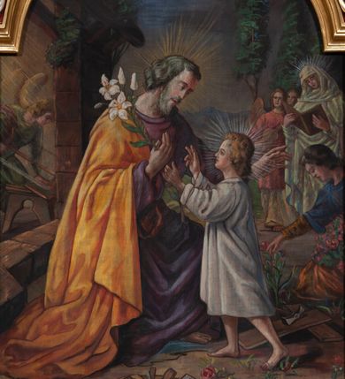 Zdjęcie nr 7: Obraz w formie stojącego prostokąta. W centrum  stojące Dzieciątko Jezus wręcza lilię siedzącemu św. Józefowi. Święty ukazany jako starszy mężczyzna z twarzą okoloną siwą brodą. Siwe, długie włosy opadają mu na kark. Ubrany jest w fioletową suknię i żółty płaszcz. Pochyla się w stronę Dzieciątka. Jezus został ukazany w wykroku, lewą ręką trzyma łodygę, prawą czyni znak błogosławieństwa.  Jest ubrany w białą, sięgającą kolan szatę. wokół głów obu postaci promieniste nimby. Po prawej stronie, w tle znajduje się Matka Boska czytająca otwartą księgę, w towarzystwie dwóch aniołów. Maria est szczelnie okryta białym płaszczem, anioł obok niej nosi białą suknię i różową tunikę. Przed nimi widoczny fragment klęczącej postaci zrywającej kwiaty róż. Po lewej stronie kompozycji warsztat stolarski, w którym pracuje anioł. Na pierwszym planie koszyk z narzędziami, przed nogami Jezusa róże, za nimi  młotek i deski. W tle górzysty krajobraz z drzewami i ciemne chmury z jasnym obłokiem.  