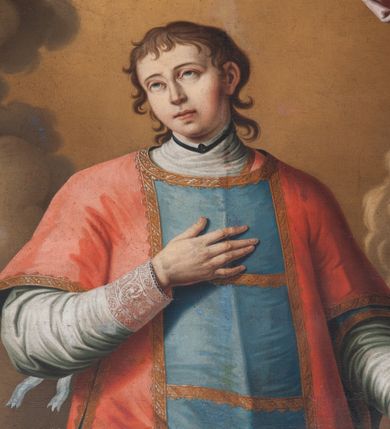 Zdjęcie nr 4: Obraz w formie stojącego prostokąta zamkniętego łukiem nadwieszonym z przedstawieniem św. Wawrzyńca. Święty znajduje się w centrum, zwrócony w trzech czwartych w lewo, w kontrapoście, z łówą skierowaną w prawo i prawą nogą zgiętą. W lewej ręce trzyma palmę męczeńską, prawą ma złożoną na piersi. Ma podł€żną twarz, oczy wznosi ku górze, nos ma sąski, usta niewielkie; krótkie, falowane włosy dzielą się w pukle. Jest ubrany w albę zakońćzoną u dołu i przy rękawach szerokim pasem koronki i czerwono-niebieską dalmatykę ze złotym lamowaniem; na nogach czarne buty. Po lewej ruszt nad palącym  się ogniskiem, po prawej skały i konar drzewa. Za postacią widnieją kłęby dymu, a ponad nim unosza się postaci putta koronującego świętego wieńcem laurowym oraz uskrzydlone główki anielskie. Wawrzyniec przedstawiony na tle pejzażu z zabudowaniami miasta.  Kolorystyka ciepła, w tonach brunatnych. Postać świętego podkreślona żywymi kolorami. Obraz ujęty szeroką ramą z ażurowej wici akantowej z rozetami. 