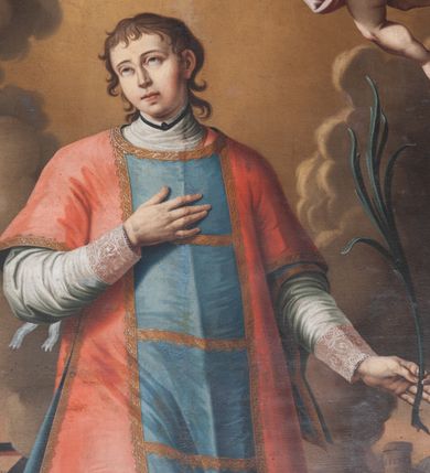 Zdjęcie nr 3: Obraz w formie stojącego prostokąta zamkniętego łukiem nadwieszonym z przedstawieniem św. Wawrzyńca. Święty znajduje się w centrum, zwrócony w trzech czwartych w lewo, w kontrapoście, z łówą skierowaną w prawo i prawą nogą zgiętą. W lewej ręce trzyma palmę męczeńską, prawą ma złożoną na piersi. Ma podł€żną twarz, oczy wznosi ku górze, nos ma sąski, usta niewielkie; krótkie, falowane włosy dzielą się w pukle. Jest ubrany w albę zakońćzoną u dołu i przy rękawach szerokim pasem koronki i czerwono-niebieską dalmatykę ze złotym lamowaniem; na nogach czarne buty. Po lewej ruszt nad palącym  się ogniskiem, po prawej skały i konar drzewa. Za postacią widnieją kłęby dymu, a ponad nim unosza się postaci putta koronującego świętego wieńcem laurowym oraz uskrzydlone główki anielskie. Wawrzyniec przedstawiony na tle pejzażu z zabudowaniami miasta.  Kolorystyka ciepła, w tonach brunatnych. Postać świętego podkreślona żywymi kolorami. Obraz ujęty szeroką ramą z ażurowej wici akantowej z rozetami. 