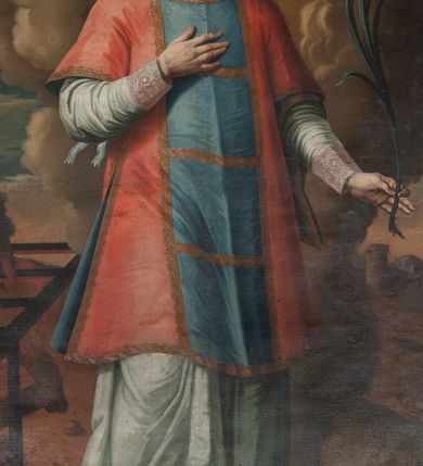 Zdjęcie nr 6: Obraz w formie stojącego prostokąta zamkniętego łukiem nadwieszonym z przedstawieniem św. Wawrzyńca. Święty znajduje się w centrum, zwrócony w trzech czwartych w lewo, w kontrapoście, z łówą skierowaną w prawo i prawą nogą zgiętą. W lewej ręce trzyma palmę męczeńską, prawą ma złożoną na piersi. Ma podł€żną twarz, oczy wznosi ku górze, nos ma sąski, usta niewielkie; krótkie, falowane włosy dzielą się w pukle. Jest ubrany w albę zakońćzoną u dołu i przy rękawach szerokim pasem koronki i czerwono-niebieską dalmatykę ze złotym lamowaniem; na nogach czarne buty. Po lewej ruszt nad palącym  się ogniskiem, po prawej skały i konar drzewa. Za postacią widnieją kłęby dymu, a ponad nim unosza się postaci putta koronującego świętego wieńcem laurowym oraz uskrzydlone główki anielskie. Wawrzyniec przedstawiony na tle pejzażu z zabudowaniami miasta.  Kolorystyka ciepła, w tonach brunatnych. Postać świętego podkreślona żywymi kolorami. Obraz ujęty szeroką ramą z ażurowej wici akantowej z rozetami. 