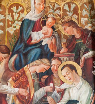 Zdjęcie nr 3: Ołtarz przyścienny, architektoniczny, jednoosiowy, jednokondygnacjowy ze zwieńczeniem. Mensa prostopadłościenna, antepedium ujęte ramą, z monogramem maryjnym na środku. Retabulum ustawione na wysokim cokole, przed którym stoi prostopadłościenna mensa. Główne pole retabulum flankują kolumny ustawione na tle filarów. Podpory mają głowice kompozytowe i są posadowione na ukośnie ustawionych, rozsuniętych postumentach dekorowanych płycinami. Dźwigają  odcinki belkowania także ustawione skośnie. W prostokątnym polu głównym nastawy ołtarzowej obraz z przedstawieniem Matki Boskiej z Dzieciątkiem, wymiennie z płótnem przedstawiającym Najświętsze Serce Jezusa i św. Stanisława Kostkę w prostokątnej ramie zamkniętej od góry łukiem półokrągłym. Na fryzie belkowania umieszczono rozety. Na zewnętrznych odcinkach belkowania, na osi kolumn, skierowane do wewnątrz woluty; na nich siedzą anioły prezentujące obraz zwieńczenia. Zwieńczenie w formie wklęsło-wypukłej, wypełnione wizerunkiem Ecce Homo we wklęsło-wypukłej ramie z łukiem nadwieszonym, jest zamknięte od góry dwiema wolutami. W miejscu ich styku, na osi palmeta. Struktura ołtarza polichromowana na brązowo; kolumny i płyciny z imitacją marmoryzacji, jasnoczerwone;  profile,  detale i ornamenty złocone. 