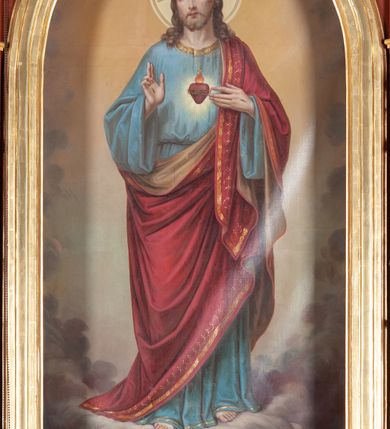 Zdjęcie nr 8: Ołtarz przyścienny, architektoniczny, jednoosiowy, jednokondygnacjowy ze zwieńczeniem. Mensa prostopadłościenna, antepedium ujęte ramą, z monogramem maryjnym na środku. Retabulum ustawione na wysokim cokole, przed którym stoi prostopadłościenna mensa. Główne pole retabulum flankują kolumny ustawione na tle filarów. Podpory mają głowice kompozytowe i są posadowione na ukośnie ustawionych, rozsuniętych postumentach dekorowanych płycinami. Dźwigają  odcinki belkowania także ustawione skośnie. W prostokątnym polu głównym nastawy ołtarzowej obraz z przedstawieniem Matki Boskiej z Dzieciątkiem, wymiennie z płótnem przedstawiającym Najświętsze Serce Jezusa i św. Stanisława Kostkę w prostokątnej ramie zamkniętej od góry łukiem półokrągłym. Na fryzie belkowania umieszczono rozety. Na zewnętrznych odcinkach belkowania, na osi kolumn, skierowane do wewnątrz woluty; na nich siedzą anioły prezentujące obraz zwieńczenia. Zwieńczenie w formie wklęsło-wypukłej, wypełnione wizerunkiem Ecce Homo we wklęsło-wypukłej ramie z łukiem nadwieszonym, jest zamknięte od góry dwiema wolutami. W miejscu ich styku, na osi palmeta. Struktura ołtarza polichromowana na brązowo; kolumny i płyciny z imitacją marmoryzacji, jasnoczerwone;  profile,  detale i ornamenty złocone. 