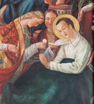 Zdjęcie nr 6: Ołtarz przyścienny, architektoniczny, jednoosiowy, jednokondygnacjowy ze zwieńczeniem. Mensa prostopadłościenna, antepedium ujęte ramą, z monogramem maryjnym na środku. Retabulum ustawione na wysokim cokole, przed którym stoi prostopadłościenna mensa. Główne pole retabulum flankują kolumny ustawione na tle filarów. Podpory mają głowice kompozytowe i są posadowione na ukośnie ustawionych, rozsuniętych postumentach dekorowanych płycinami. Dźwigają  odcinki belkowania także ustawione skośnie. W prostokątnym polu głównym nastawy ołtarzowej obraz z przedstawieniem Matki Boskiej z Dzieciątkiem, wymiennie z płótnem przedstawiającym Najświętsze Serce Jezusa i św. Stanisława Kostkę w prostokątnej ramie zamkniętej od góry łukiem półokrągłym. Na fryzie belkowania umieszczono rozety. Na zewnętrznych odcinkach belkowania, na osi kolumn, skierowane do wewnątrz woluty; na nich siedzą anioły prezentujące obraz zwieńczenia. Zwieńczenie w formie wklęsło-wypukłej, wypełnione wizerunkiem Ecce Homo we wklęsło-wypukłej ramie z łukiem nadwieszonym, jest zamknięte od góry dwiema wolutami. W miejscu ich styku, na osi palmeta. Struktura ołtarza polichromowana na brązowo; kolumny i płyciny z imitacją marmoryzacji, jasnoczerwone;  profile,  detale i ornamenty złocone. 