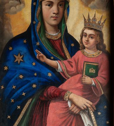 Zdjęcie nr 10: Ołtarz przyścienny, architektoniczny, jednoosiowy, jednokondygnacjowy ze zwieńczeniem. Mensa prostopadłościenna, antepedium ujęte ramą, z monogramem maryjnym na środku. Retabulum ustawione na wysokim cokole, przed którym stoi prostopadłościenna mensa. Główne pole retabulum flankują kolumny ustawione na tle filarów. Podpory mają głowice kompozytowe i są posadowione na ukośnie ustawionych, rozsuniętych postumentach dekorowanych płycinami. Dźwigają  odcinki belkowania także ustawione skośnie. W prostokątnym polu głównym nastawy ołtarzowej obraz z przedstawieniem Matki Boskiej z Dzieciątkiem, wymiennie z płótnem przedstawiającym Najświętsze Serce Jezusa i św. Stanisława Kostkę w prostokątnej ramie zamkniętej od góry łukiem półokrągłym. Na fryzie belkowania umieszczono rozety. Na zewnętrznych odcinkach belkowania, na osi kolumn, skierowane do wewnątrz woluty; na nich siedzą anioły prezentujące obraz zwieńczenia. Zwieńczenie w formie wklęsło-wypukłej, wypełnione wizerunkiem Ecce Homo we wklęsło-wypukłej ramie z łukiem nadwieszonym, jest zamknięte od góry dwiema wolutami. W miejscu ich styku, na osi palmeta. Struktura ołtarza polichromowana na brązowo; kolumny i płyciny z imitacją marmoryzacji, jasnoczerwone;  profile,  detale i ornamenty złocone. 