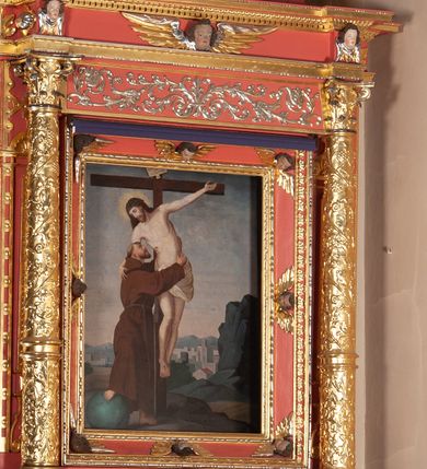 Zdjęcie nr 1: Ołtarz architektoniczny, jednoosiowy, dwukondygnacyjny, na cokole. Mensa prostopadłościenna, z antepedium dekorowanym płycinami. Pierwsza kondygnacja ujęta parą pilastrów ustawionych za parą wysuniętych przed lico kolumn o pokrytych ornamentem trzonach i kapitelach kompozytowych, dźwigających pełne belkowanie wyłamane w partii podpór. Pole środkowe w formie stojącego prostokąta z obrazem św. Katarzyny wymiennie ze św. Franciszkiem. Druga kondygnacja w formie stojącego prostokąta, ujęta parą kolumn i fragmentami rollwerku przysłoniętego postaciami modlących się aniołów w połowie herm. Kolumny podtrzymują fragmenty przerwanego przyczółka ujmującego szczyt o wklęsło-wypukłym profilu, zwieńczony krzyżem. Kondygnację wypełnia płótno przedstawiające św. Kingę. Nastawa pokryta bogatą dekoracją ornamentalną. W partii cokołów ornament roślinny, na wolutach główki anielskie, z palmetami i akantem. W centrum owalna płycina ujęta rollwerkiem. Wokół obrazu pierwszej kondygnacji główki anielskie, dalej astragal, a na trzonach kolumn wić z rozwiniętymi kwiatami i kiśćmi winogron. Powyżej pola obrazowego symetrycznie rozchodząca się wić. Na fryzie główki anielskie, a ponad nimi kostkowanie. W drugiej kondygnacji owalną ramę obrazu ujmuje okucie z przeplecioną wstęgą i wieniec laurowy, trzony kolumn analogiczne jak w niższej kondygnacji. W zwieńczeniu ujęta taśmami litera „K”. Nastawa polichromowana na kolor czerwony ze złoconymi i srebrzonymi kolumnami, detalami architektonicznymi i ornamentyką.